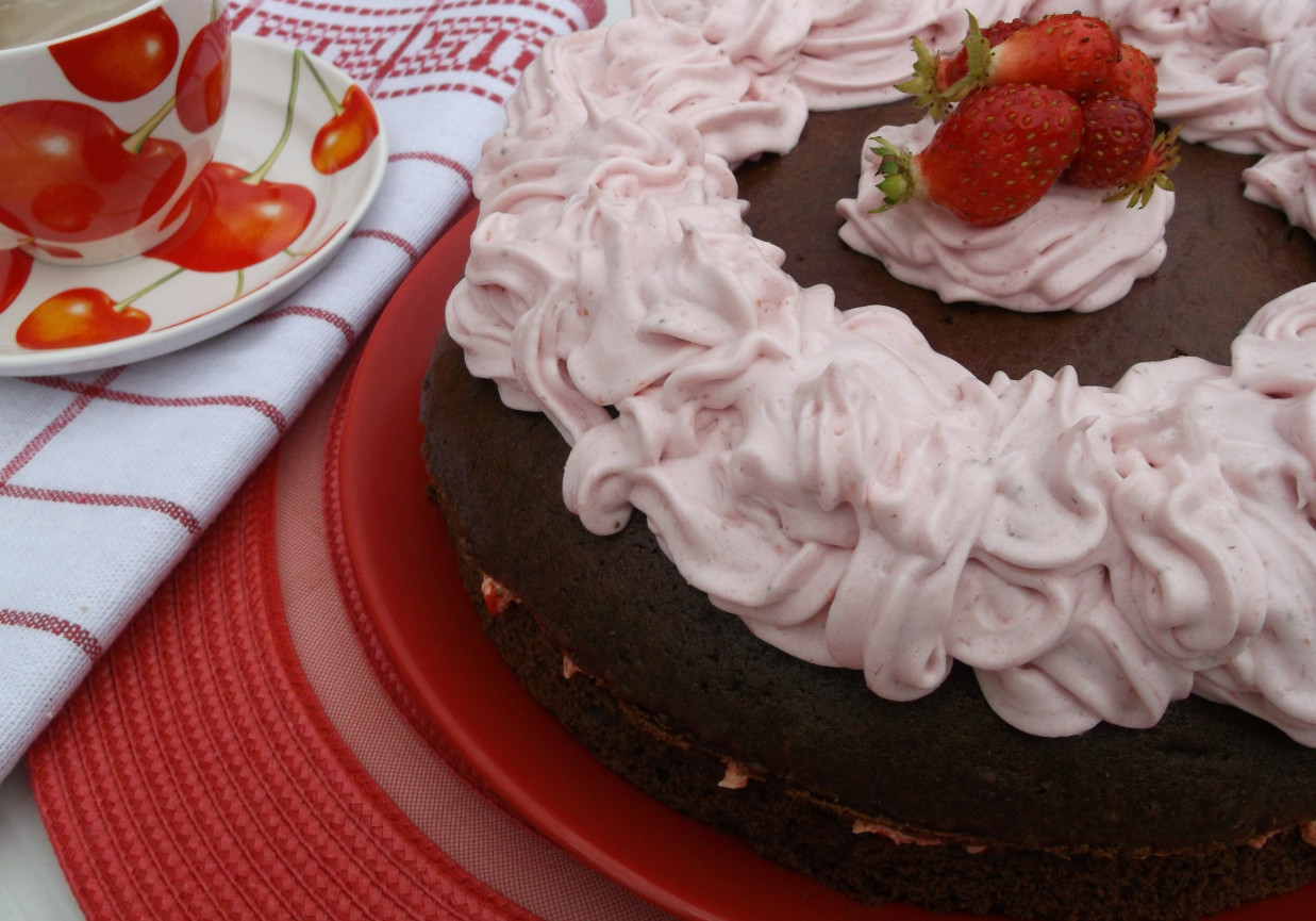 Ciasto czekoladowe z truskawkami. foto