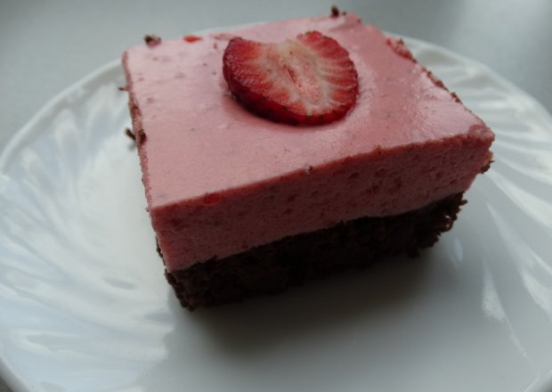 Fotografia przedstawiająca ciasto czekoladowe z truskawkami
