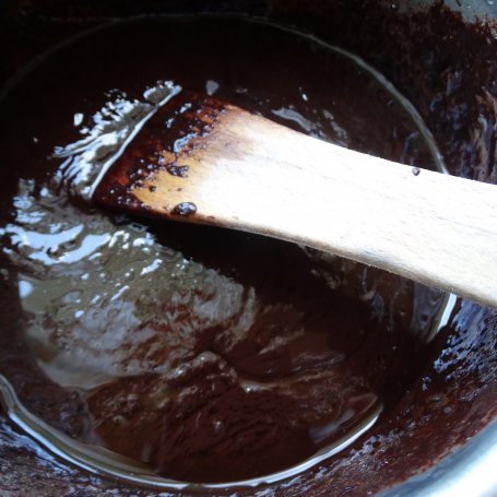 Krok 2 - ciasto czekoladowe z truskawkami foto