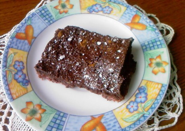 Fotografia przedstawiająca Ciasto czekoladowe z truskawkami