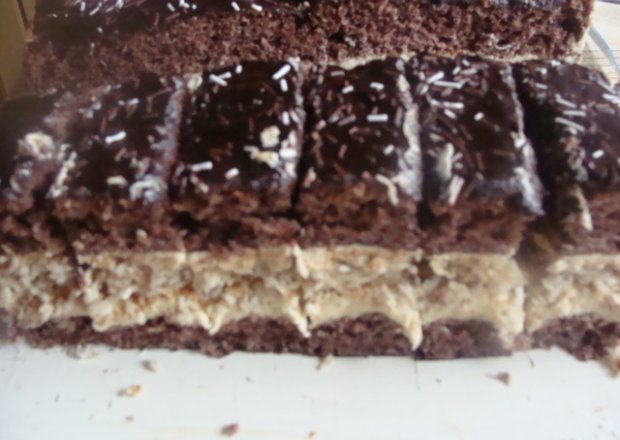 Fotografia przedstawiająca ciasto czekoladowe z wkładką  kokosową