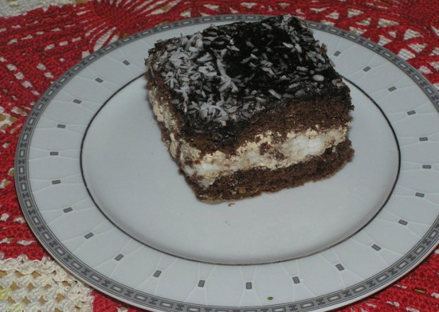 Fotografia przedstawiająca Ciasto czekoladowe z wkladka kokosowa