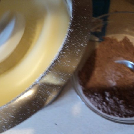 Krok 1 - Ciasto czekoladowe z wkładką wafelkowo-orzechową  foto