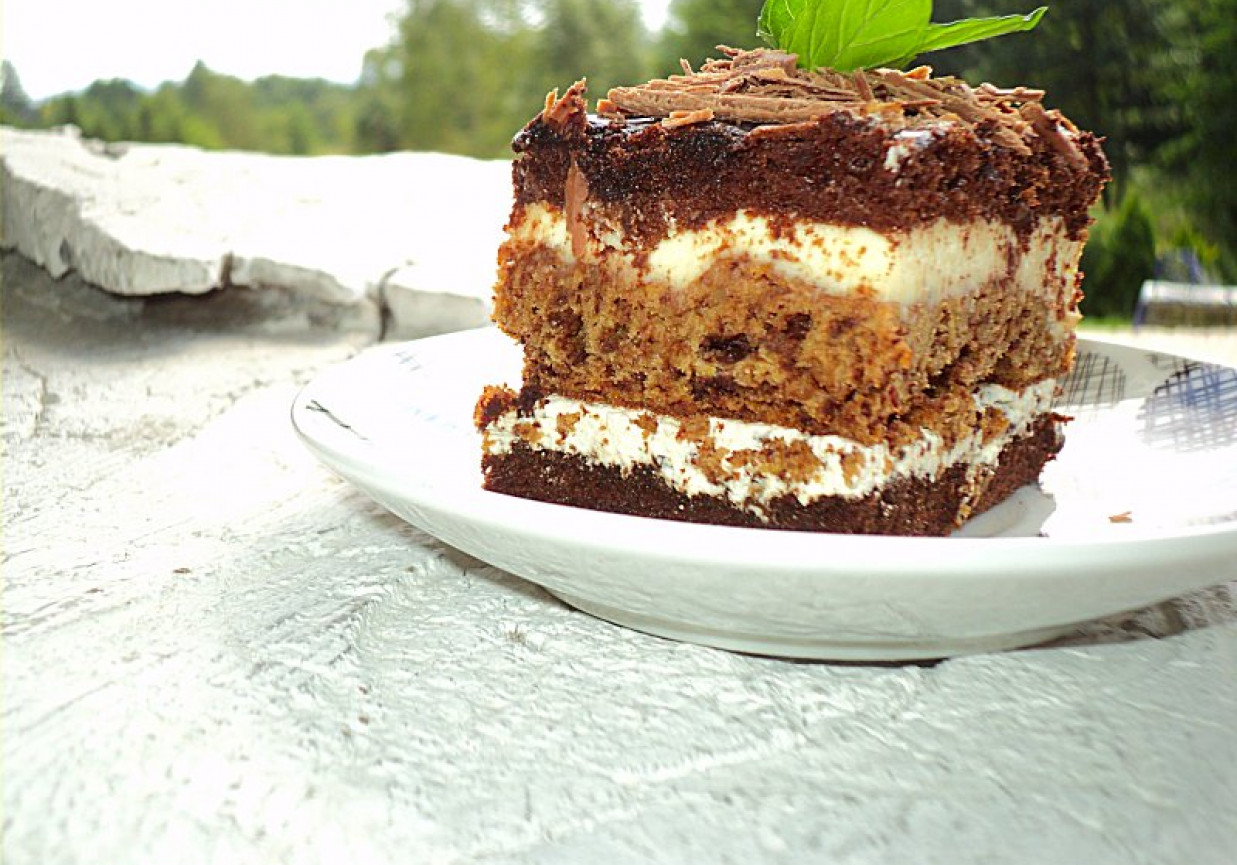 Ciasto czekoladowe z wkładką wafelkowo-orzechową  foto