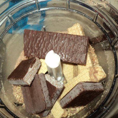 Krok 2 - Ciasto czekoladowe z wkładką wafelkowo-orzechową  foto