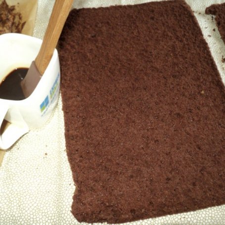 Krok 4 - Ciasto czekoladowe z wkładką wafelkowo-orzechową  foto