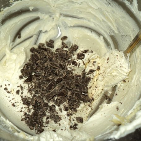 Krok 6 - Ciasto czekoladowe z wkładką wafelkowo-orzechową  foto
