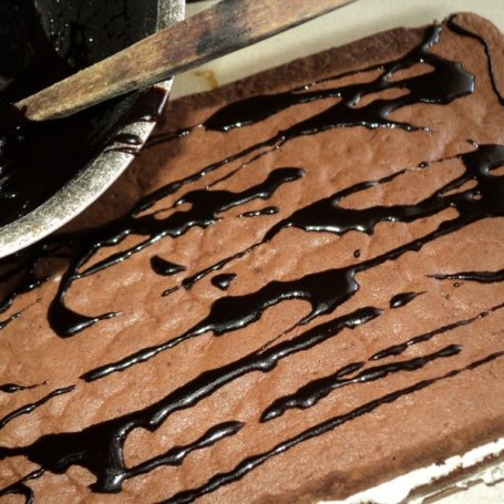 Krok 9 - Ciasto czekoladowe z wkładką wafelkowo-orzechową  foto