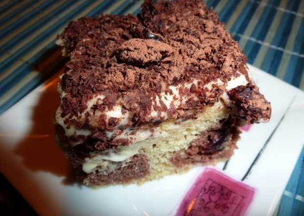 Fotografia przedstawiająca Ciasto czekoladowe z żurawiną