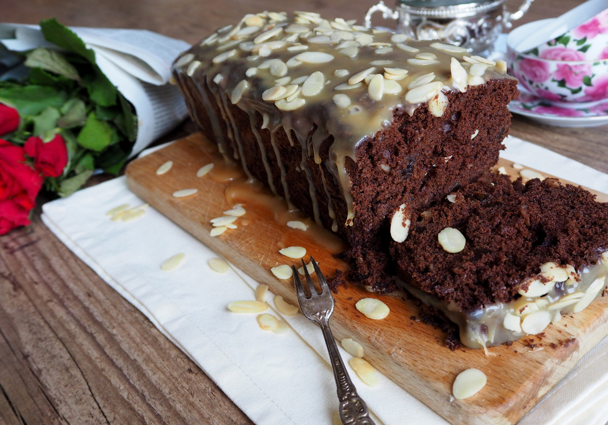Ciasto czekoladowe ze śliwkami i słonym karmelem foto