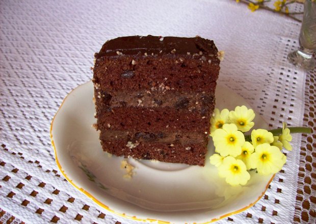 Fotografia przedstawiająca Ciasto czekoladowe ze śliwkami