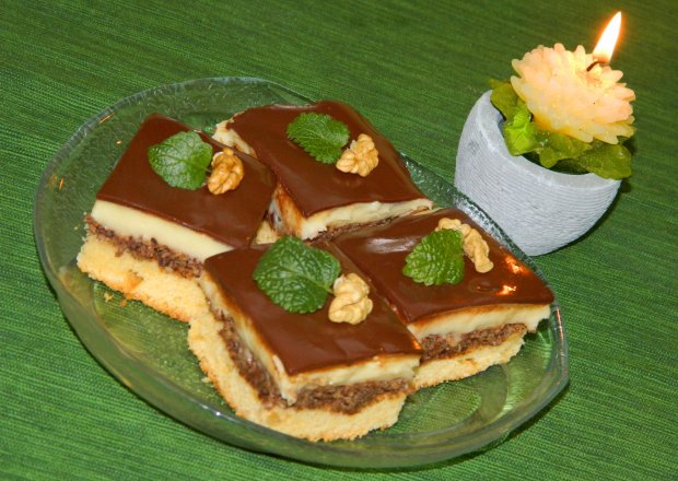 Fotografia przedstawiająca Ciasto czekoladowe-orzechowe