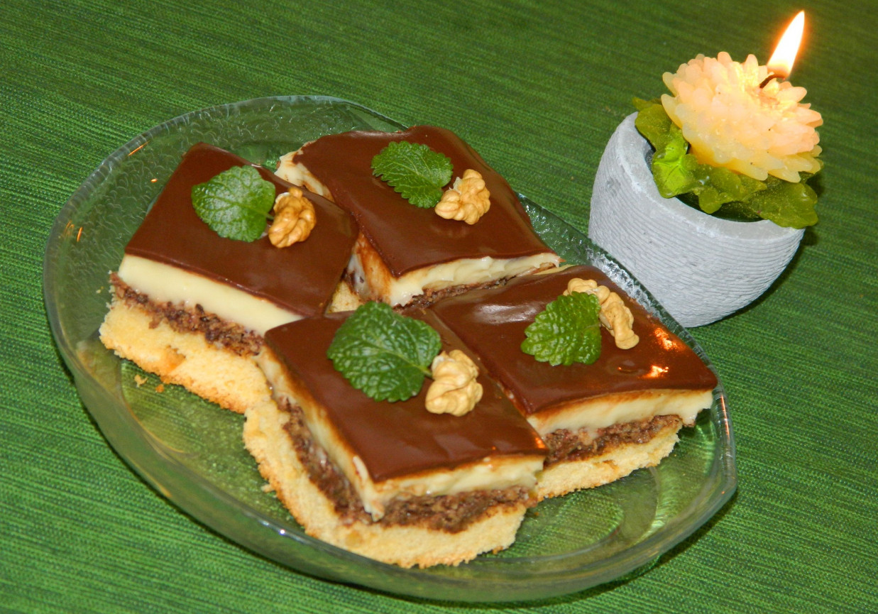 Ciasto czekoladowe-orzechowe foto
