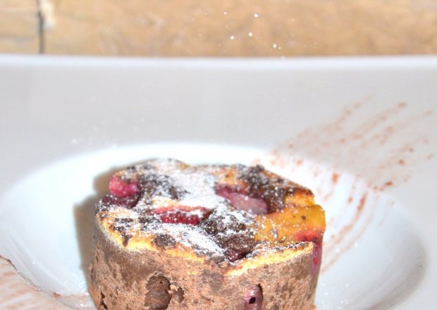 Fotografia przedstawiająca Ciasto czekoladowo- budyniowe z malinami
