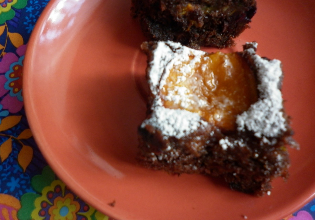 Ciasto czekoladowo - cukiniowe z morelą i borówką amerykańską. foto