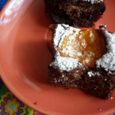 Krok 11 - Ciasto czekoladowo - cukiniowe z morelą i borówką amerykańską. foto