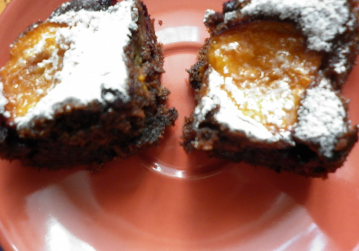 Ciasto czekoladowo - cukiniowe z morelą i borówką amerykańską. foto