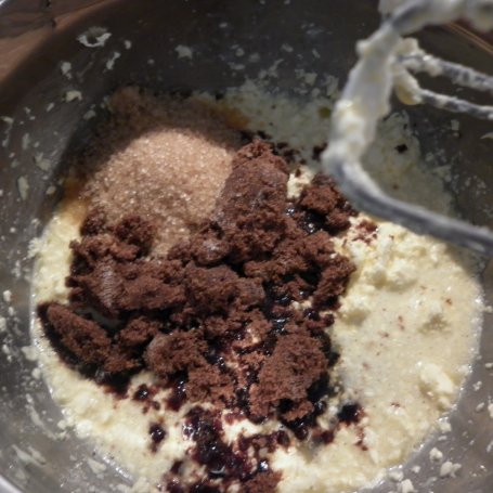 Krok 2 - Ciasto czekoladowo - cukiniowe z morelą i borówką amerykańską. foto
