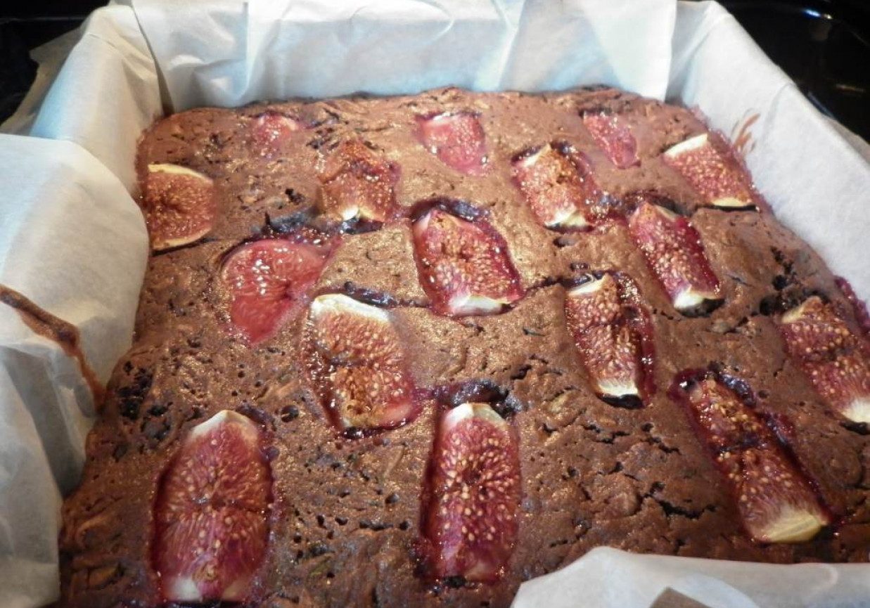 Ciasto czekoladowo - cukiniowe ze świeżymi figami. foto