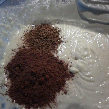 Krok 6 - Ciasto czekoladowo - cukiniowe ze świeżymi figami. foto