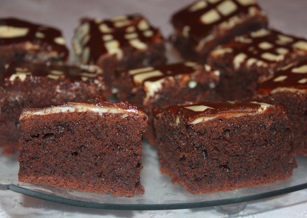 Fotografia przedstawiająca Ciasto czekoladowo-cytrusowe