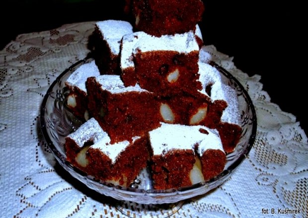 Fotografia przedstawiająca Ciasto czekoladowo-gruszkowe