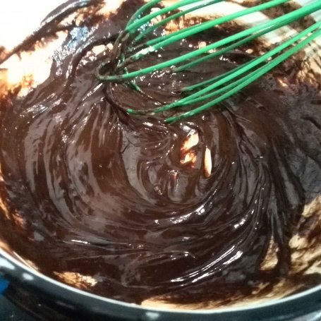 Krok 4 - Ciasto czekoladowo jabłkowe z delikatną pianką foto