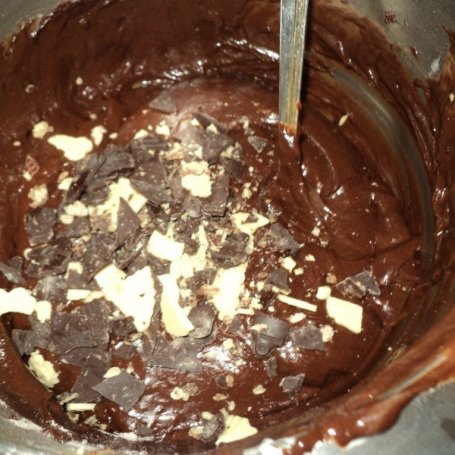 Krok 6 - Ciasto czekoladowo-kawowe z czekoladą i prince polo  foto