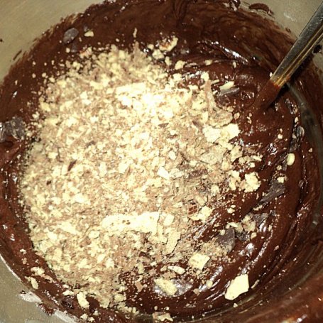 Krok 7 - Ciasto czekoladowo-kawowe z czekoladą i prince polo  foto