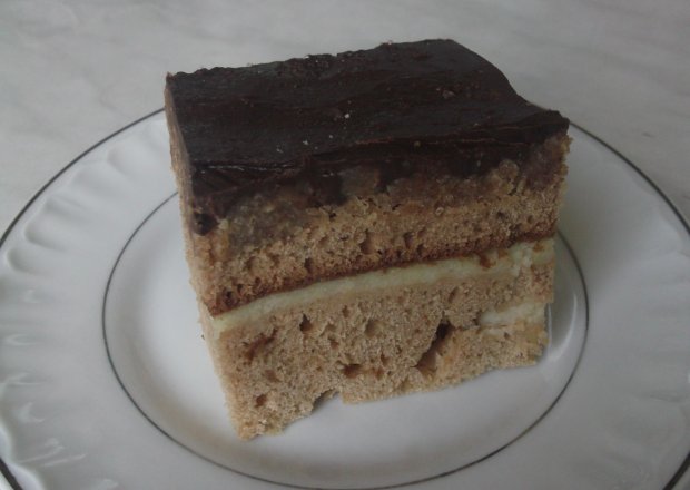Fotografia przedstawiająca Ciasto czekoladowo -orzechowe