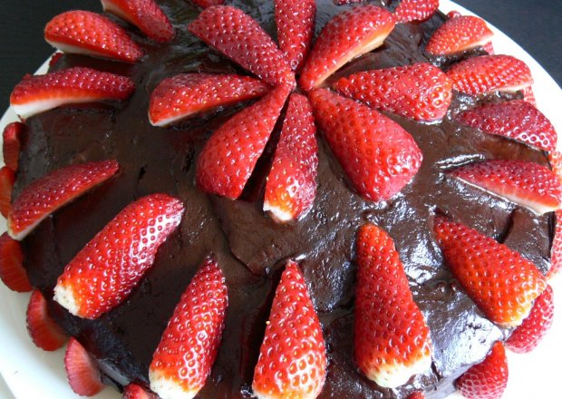Fotografia przedstawiająca Ciasto czekoladowo- owocowe