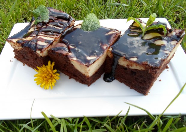 Fotografia przedstawiająca Ciasto czekoladowo-serowe z polewa