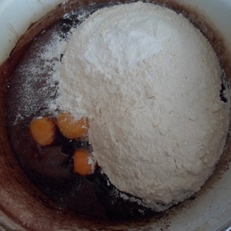 Krok 4 - Ciasto czekoladowo-serowe z polewa foto