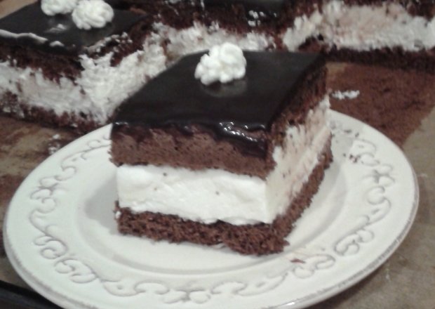 Fotografia przedstawiająca Ciasto czekoladowo - śmietankowe.