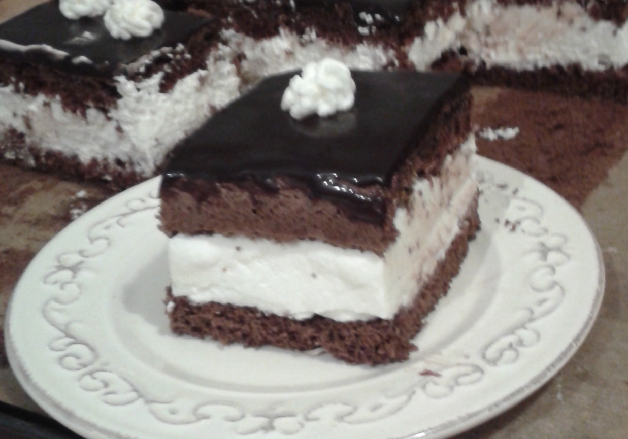 Ciasto czekoladowo - śmietankowe. foto