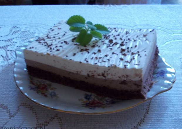 Fotografia przedstawiająca Ciasto czekoladowo - śmietankowe.
