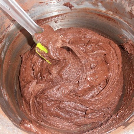 Krok 3 - Ciasto czekoladowo-truskawkowe foto