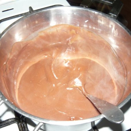 Krok 4 - Ciasto czekoladowo- truskawkowe foto