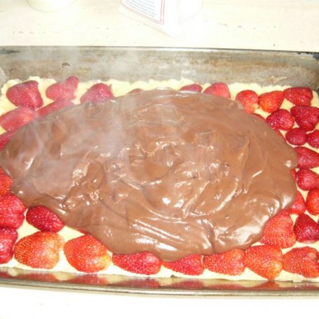 Krok 5 - Ciasto czekoladowo- truskawkowe foto