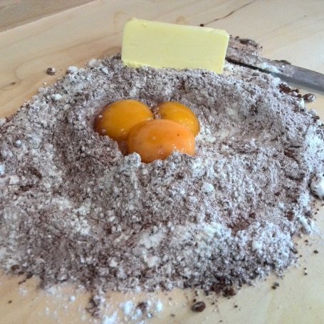 Krok 1 - Ciasto czekoladowo-waniliowe z gruszkami foto