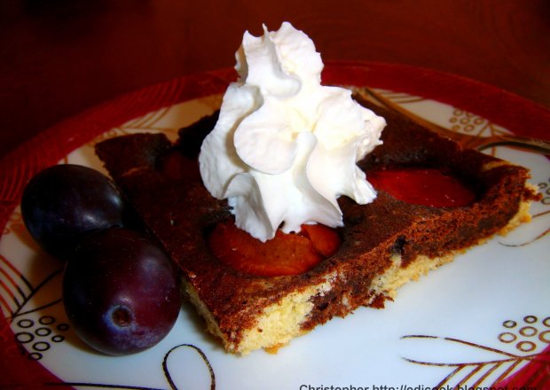Fotografia przedstawiająca Ciasto czekoladowo waniliowe ze śliwkami.