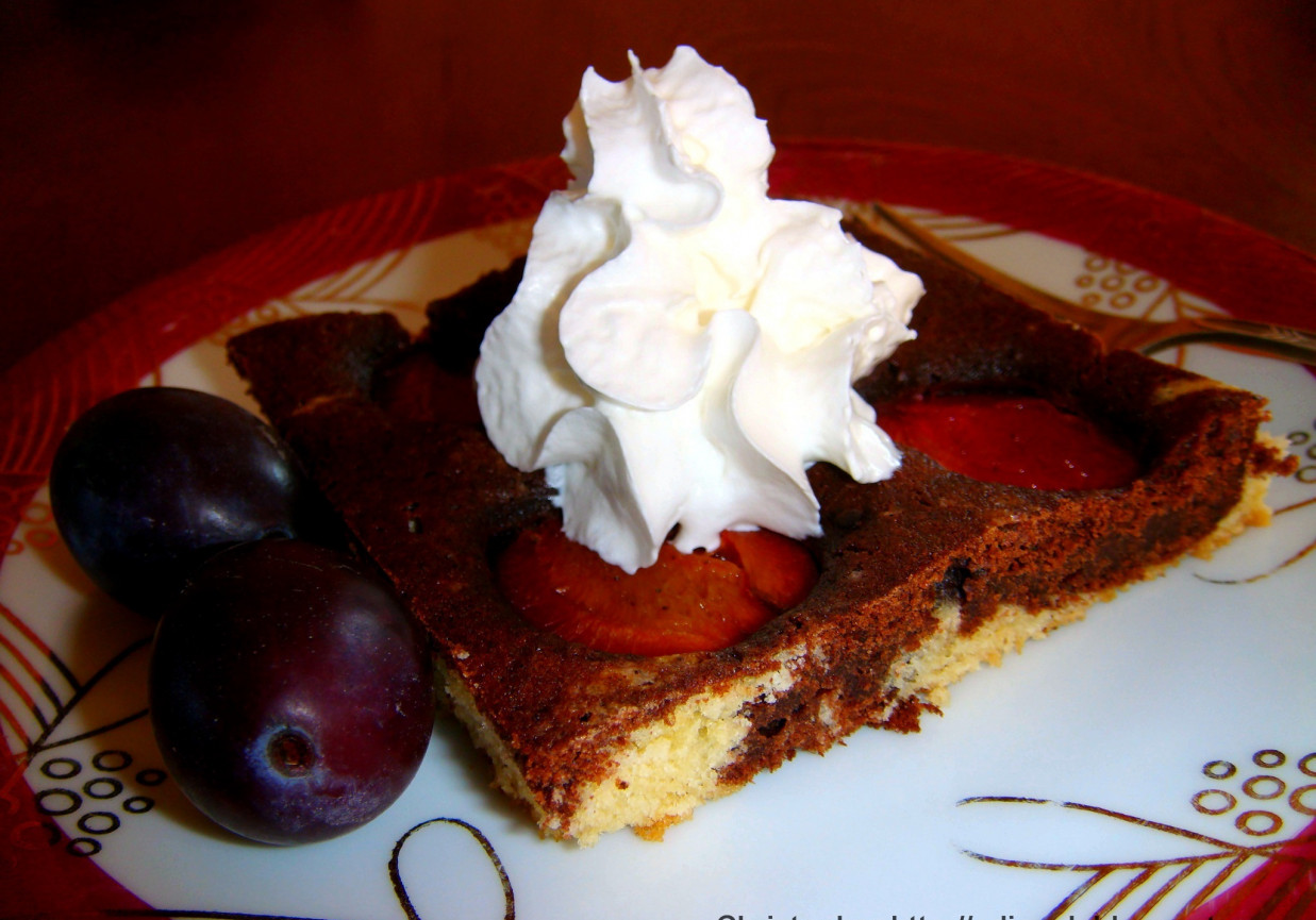 Ciasto czekoladowo waniliowe ze śliwkami. foto