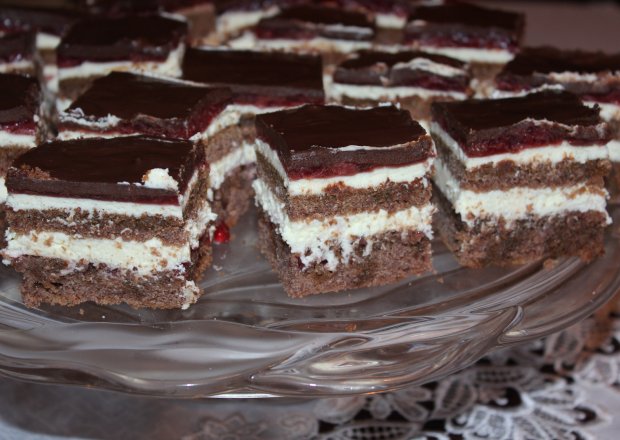 Fotografia przedstawiająca Ciasto czekoladowo-wiśniowe z kremem mascarpone