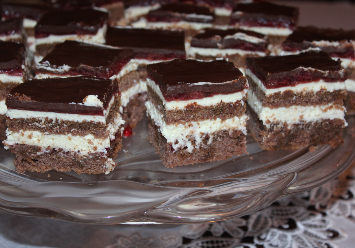 Ciasto czekoladowo-wiśniowe z kremem mascarpone foto