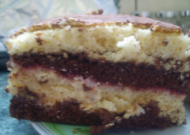 Fotografia przedstawiająca ciasto czekoladowo-jagodowe