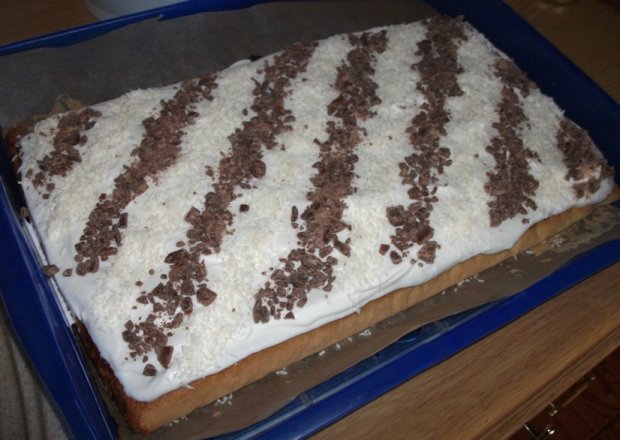 Fotografia przedstawiająca Ciasto czekoladowo-kokosowe z powidłami