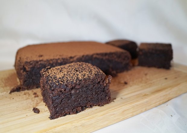 Fotografia przedstawiająca Ciasto czekoladowo-orzechowe