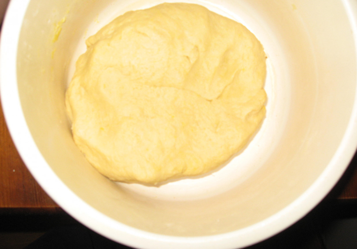 ciasto do pizzy - przepis na 2 okrągłe pizze foto