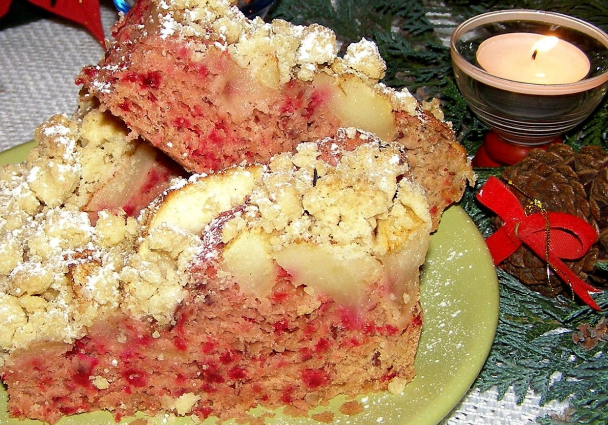 Ciasto drożdżowe buraczkowo-fasolowe z szarą renetą i kruszonką foto