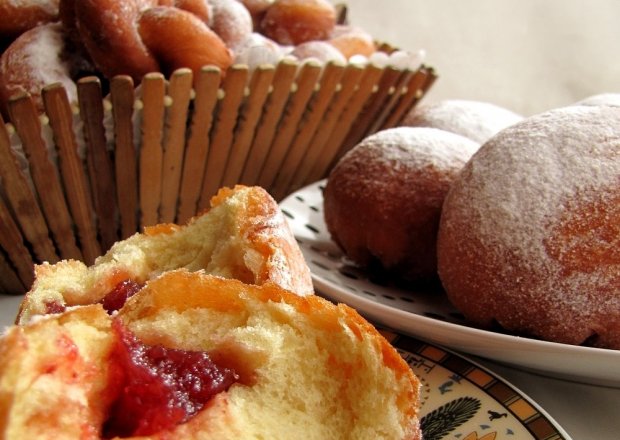 Fotografia przedstawiająca Ciasto drożdżowe na pączki obwarzanki i inne słodkości